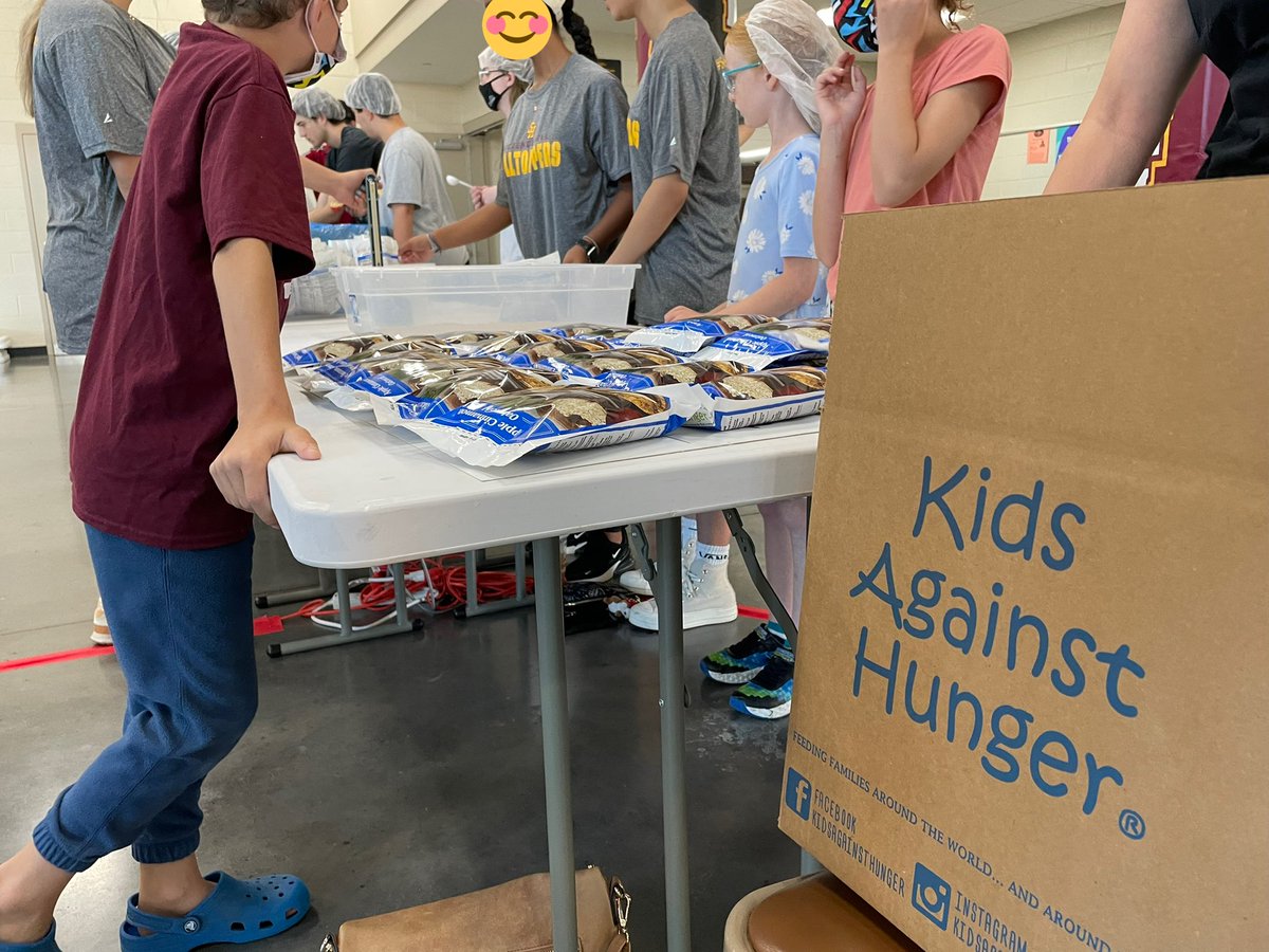 MrsJoyner_ELA's tweet photo. Science Hill High School students & families helped package food for @KAH_HQ this morning. @ScienceHill_JCS has set service and #SeekingSignificance as goals this year for our community. It was a privilege to volunteer w/ so many willing hands. @jcityTNschools #KidsAgainstHunger https://t.co/MmzU4gYZ2x