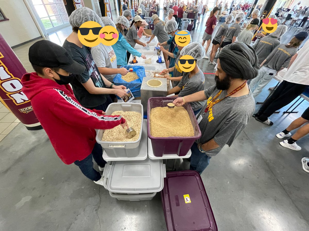 MrsJoyner_ELA's tweet photo. Science Hill High School students & families helped package food for @KAH_HQ this morning. @ScienceHill_JCS has set service and #SeekingSignificance as goals this year for our community. It was a privilege to volunteer w/ so many willing hands. @jcityTNschools #KidsAgainstHunger https://t.co/MmzU4gYZ2x