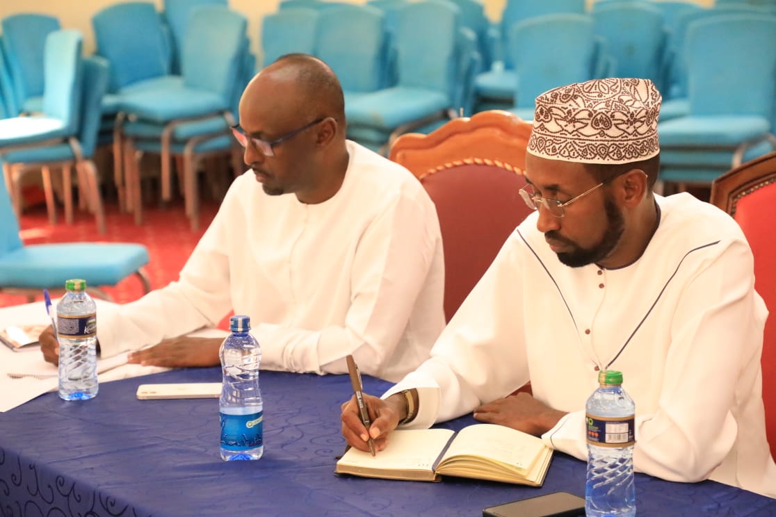 MohamedAKhalif's tweet photo. 2/ My irreducible minimum to every official is quality and proper service delivery to the people of Mandera County.

As we embark on work, I directed that anyone drawing salary from the county government MUST report to work and render service for which they are paid for. https://t.co/zucbexJ4PZ