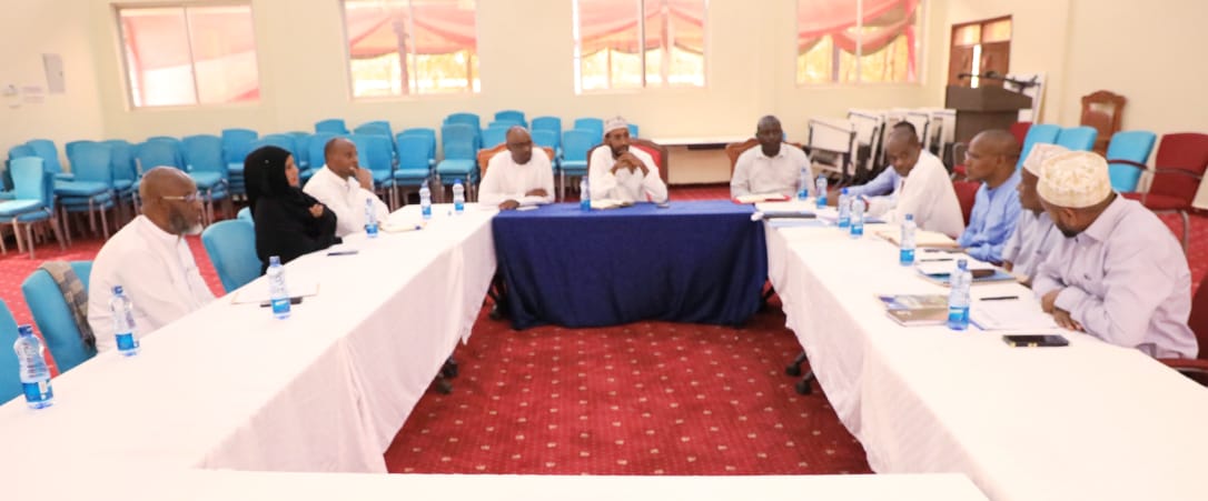 MohamedAKhalif's tweet photo. 2/ My irreducible minimum to every official is quality and proper service delivery to the people of Mandera County.

As we embark on work, I directed that anyone drawing salary from the county government MUST report to work and render service for which they are paid for. https://t.co/zucbexJ4PZ