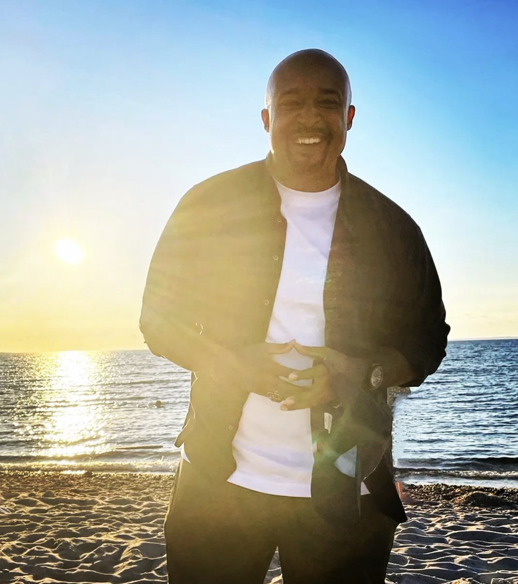 iammikemuse's tweet photo. Martha's Vineyard Sunsets...an awesome week, shared with an incredible group of humans. Thank you. Love you. Until next week summerβπΎ Philly...you got next, see ya tomorrow, 5pm, Miller Theatre. Free tickets in bio! #MarthasVineyard x #TheHouse x #IntersectionOfMuse https://t.co/DWYosPm69W