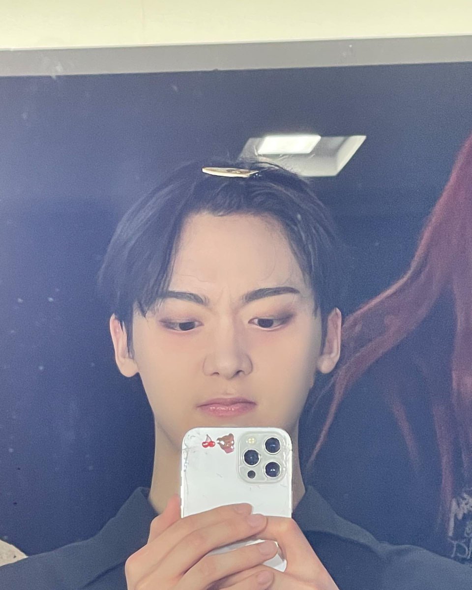 DOAST321's tweet photo. 요즘 본인 얼굴이 철인 건 알고있나봐.. 사진 주는 빈도가 거의 신인아이돌 수준임 https://t.co/S9FPj7bEbA