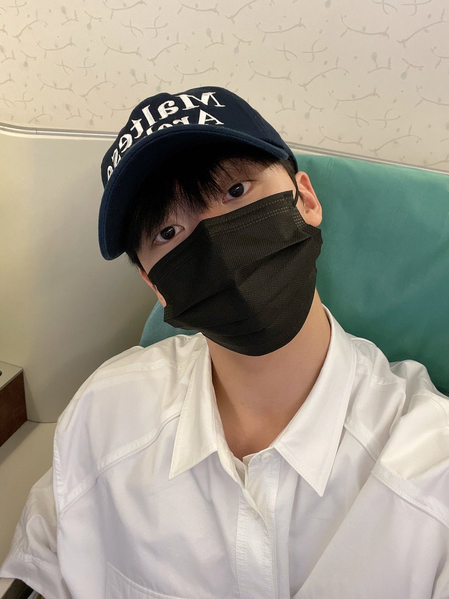 요즘 본인 얼굴이 철인 건 알고있나봐.. 사진 주는 빈도가 거의 신인아이돌 수준임