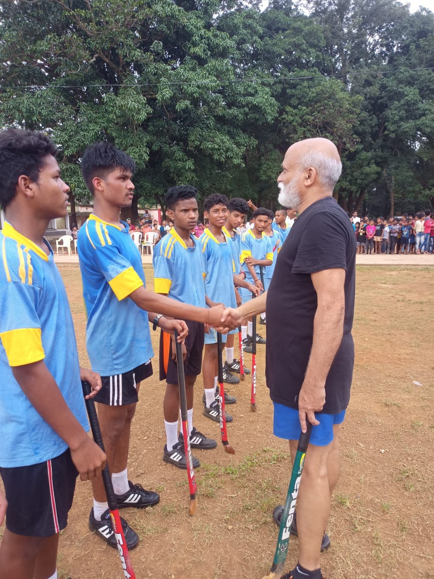 DwoKoraput's tweet photo. Commemorating the birth anniversary of Hockey Legend, Major Dhyan Chand, KhoKho, Kabaddi, Yogasan &amp; Hockey competitions organised in SSD High Schools. Special Secretary, SSD Dept boosted the morals of students by playing a hockey match at Sunabeda HS @dmkoraput @GuhaIas @stscdev https://t.co/N2CsQExLrN