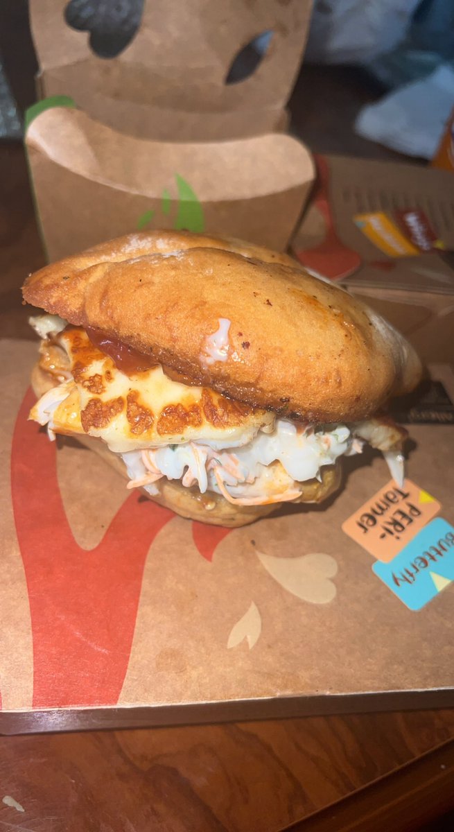 StuartKinnie's tweet photo. Garlic bread chilli jam garlic personalise coleslaw peri tamer chicken butterfly and halloumi @nandosuk you need to get this burger on the menu 😍 https://t.co/NV8pI7BUoG