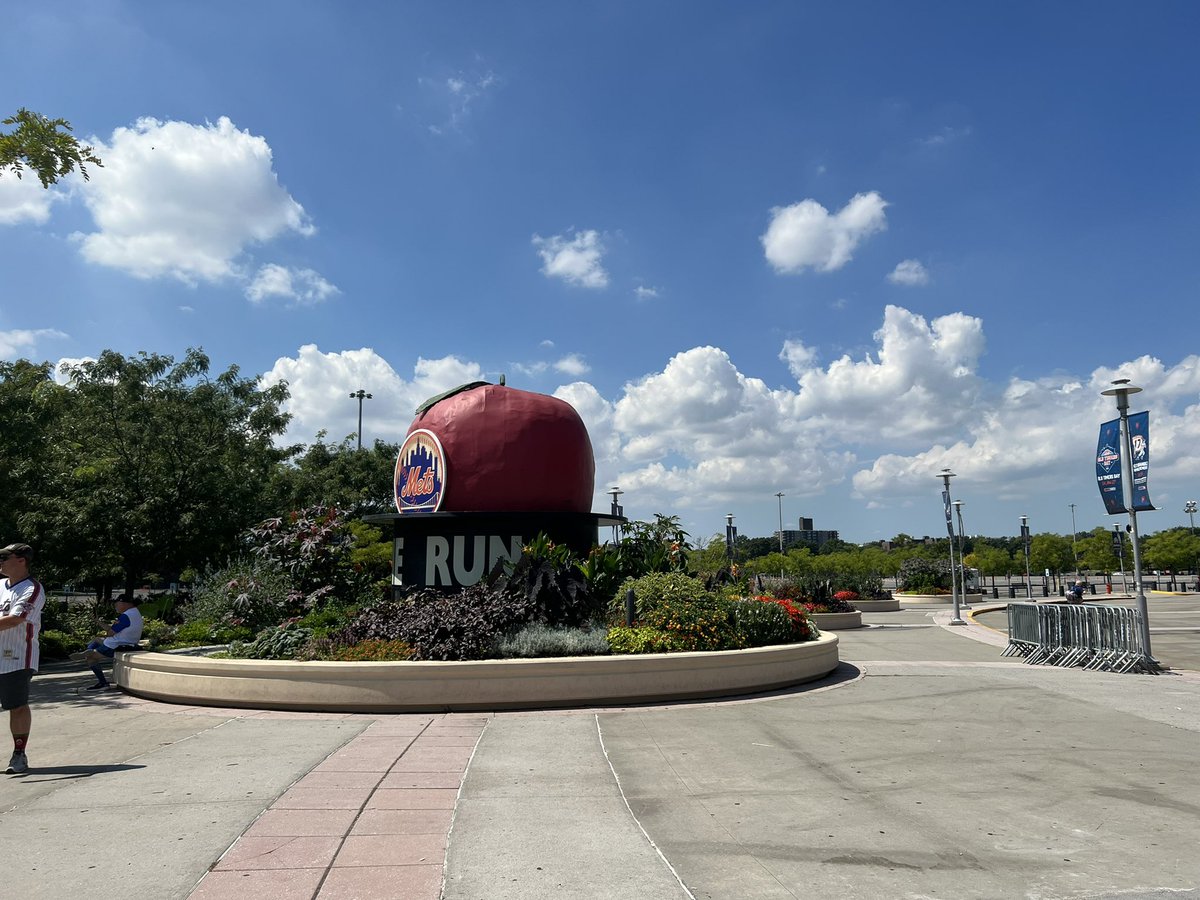 At the red carpet for @mets #oldtimersday
