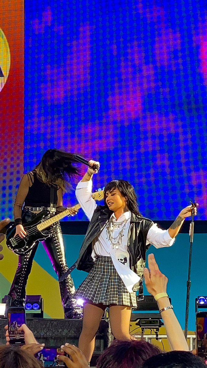 alyssaaaflip's tweet photo. Am I the only one looking for substance? 🖤🥀 #DemiOnGMA https://t.co/BVai9GuR3M