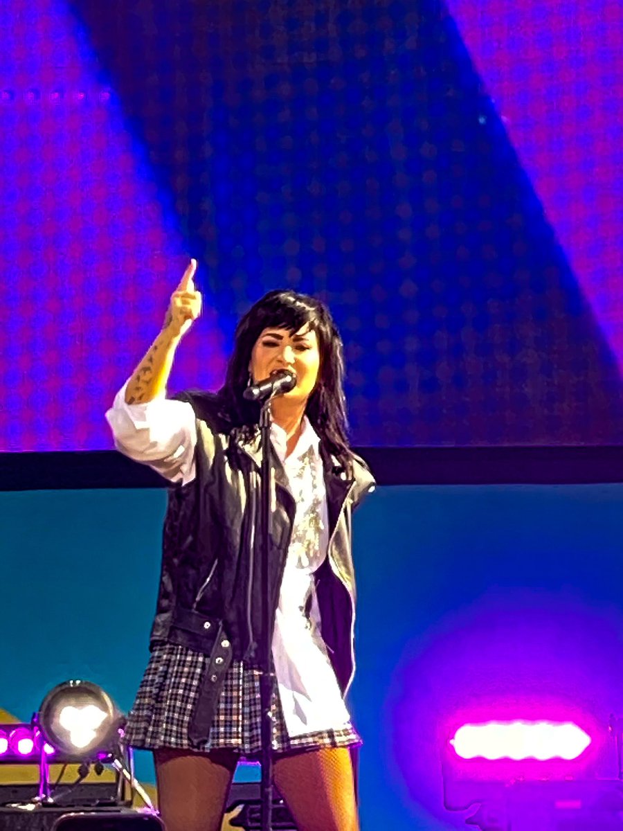 alyssaaaflip's tweet photo. Am I the only one looking for substance? 🖤🥀 #DemiOnGMA https://t.co/BVai9GuR3M