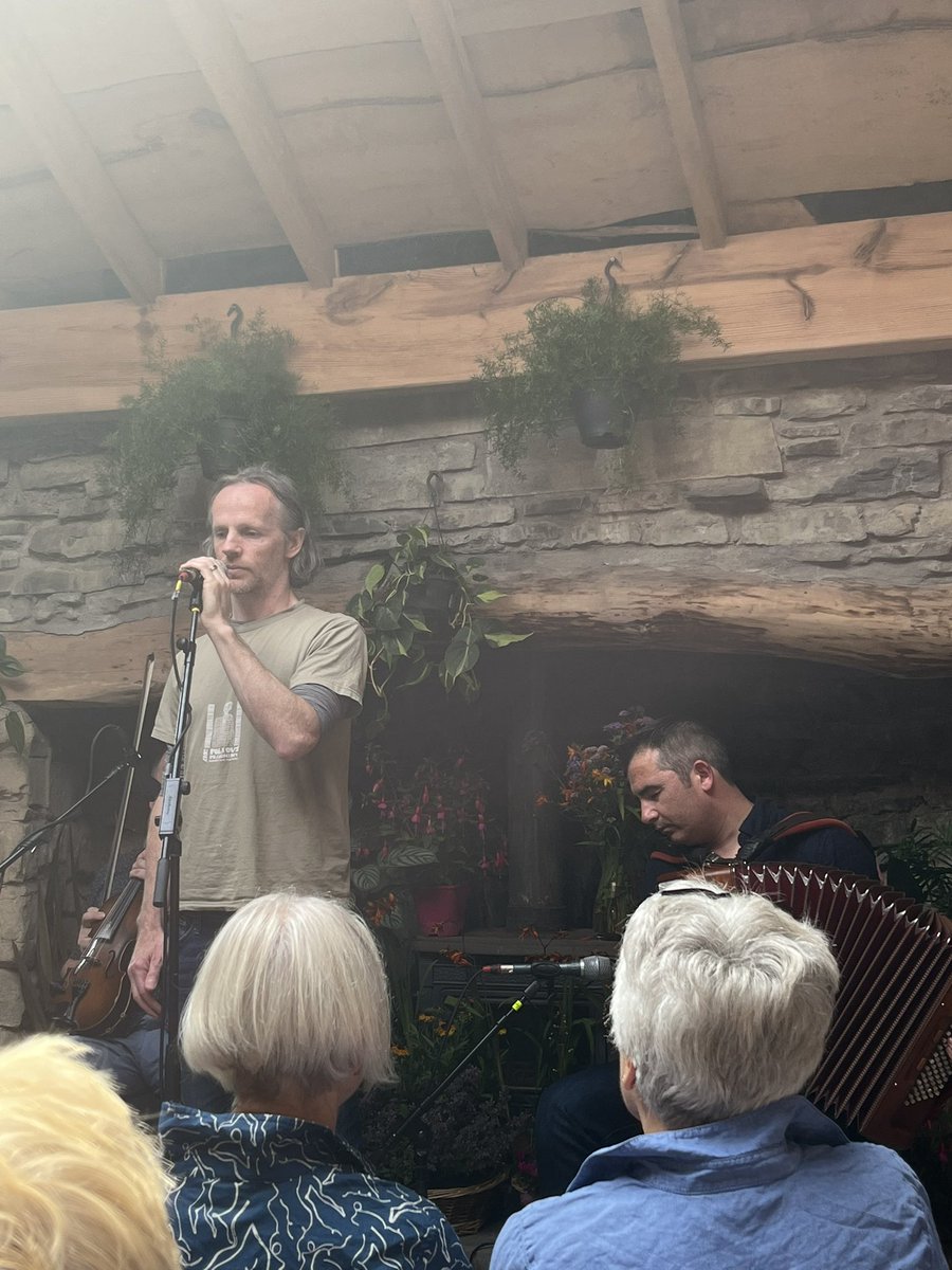 tonyoceanork's tweet photo. Martin Tourish & Daire Bracken joined by Lorcán MacMathúna a wonderful Sean-nós singer such a sweet voice. @MHayesmusic @FutureForests @BantryHouse @MartinTourish #mastersoftradition @mastersoftradit https://t.co/BT0ZNI97EN