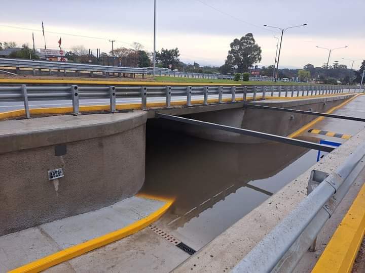 Charrua6060's tweet photo. Gracias MTOP, gracias ministro Falero, los habitantes de Neptunia tienen ahora unas piscinas cerca. Agradecemos a los ingenieros, que deben ser los mismos que hicieron la zanja en Tacuarembó que también se convirtió en piscina, la que inauguró Delgado. https://t.co/iwO9iaxEGc