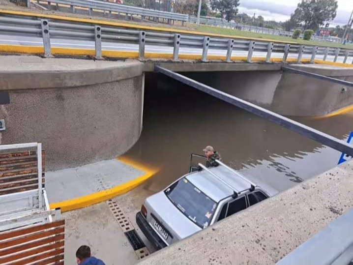 Charrua6060's tweet photo. Gracias MTOP, gracias ministro Falero, los habitantes de Neptunia tienen ahora unas piscinas cerca. Agradecemos a los ingenieros, que deben ser los mismos que hicieron la zanja en Tacuarembó que también se convirtió en piscina, la que inauguró Delgado. https://t.co/iwO9iaxEGc