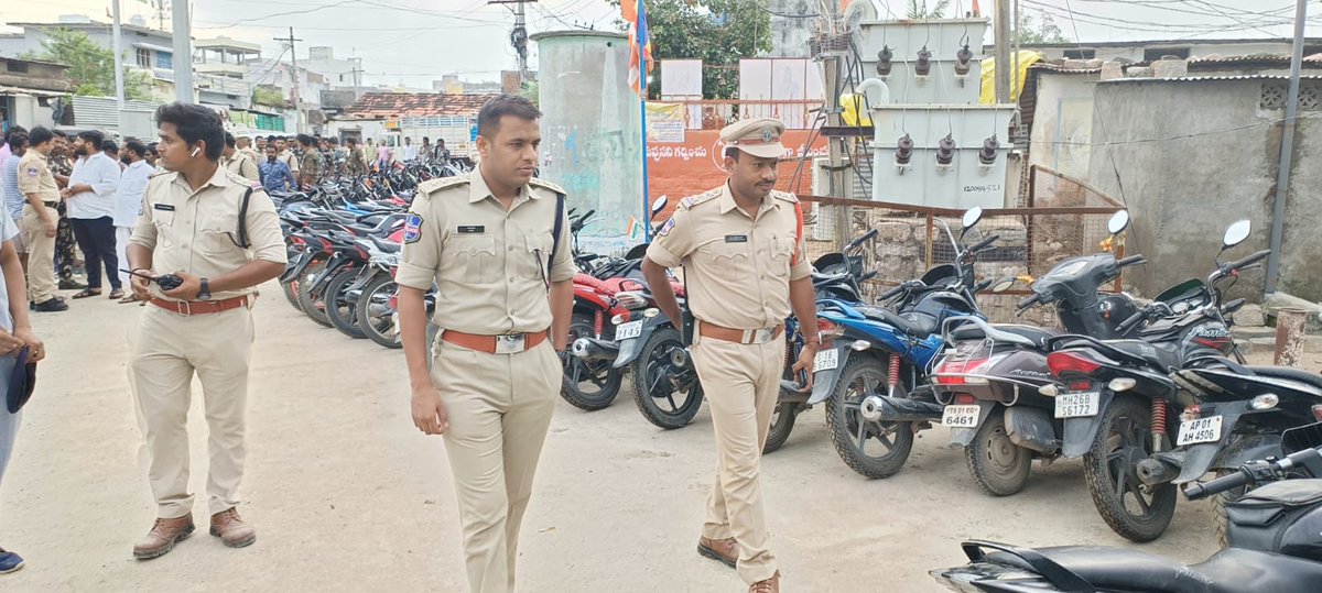 AspBhainsa's tweet photo. #CommunityContactProgram conducted in Batti galli and Zulfikar area #Bhainsa. 79 vehicles has been seized due to improper document. Awareness program about #cybercrime #Womensafety was conducted.
#Safe_Bhainsa
@sp_nirmal https://t.co/EQ0TdacjKm