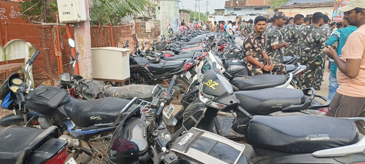AspBhainsa's tweet photo. #CommunityContactProgram conducted in Batti galli and Zulfikar area #Bhainsa. 79 vehicles has been seized due to improper document. Awareness program about #cybercrime #Womensafety was conducted.
#Safe_Bhainsa
@sp_nirmal https://t.co/EQ0TdacjKm