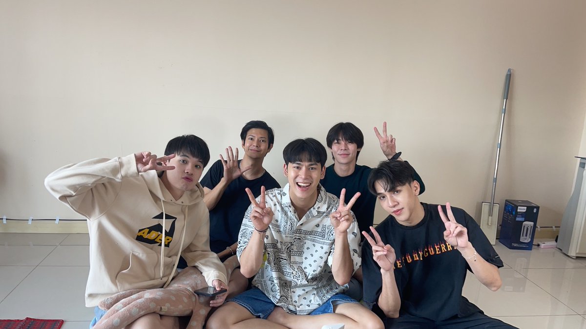 poypyy_ph's tweet photo. Video call meet and greet with Philippine fans behind the scene with #bittersweettheseries boys ❤️
MAHAL KO KAYO ❤️ We hope someday we will all meet each other personally and will have some fanmeeting in the Philippines ❤️
#PoyKritsanapong #MyPePo #Poypyy #Poyksp #PerPoy https://t.co/vQoMx9sfz4