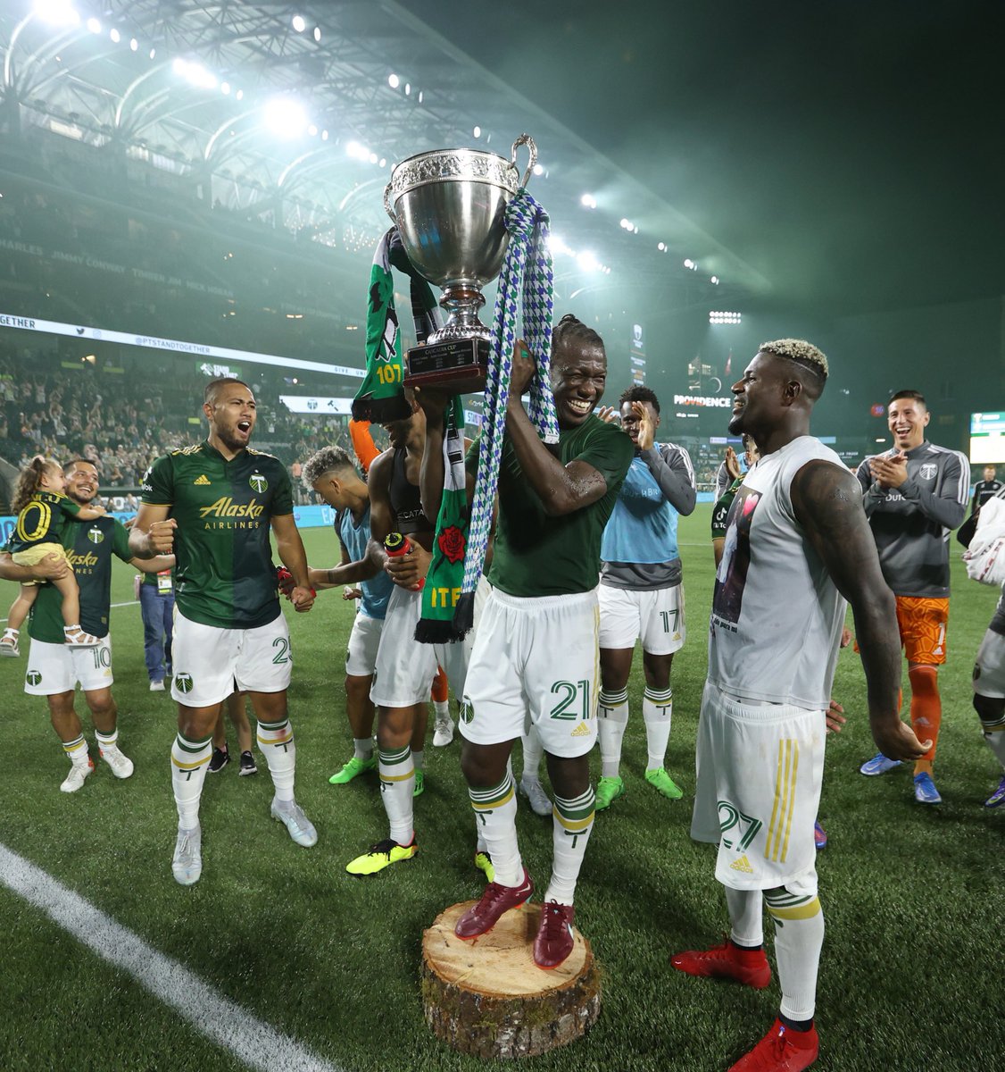 StumptownFooty's tweet photo. Good morning Rose City. Go get yourself someone who looks at you the way Chara & Dairon look at each other. #RCTID #KingsOfCascadia https://t.co/yQ8DCg2Kzv