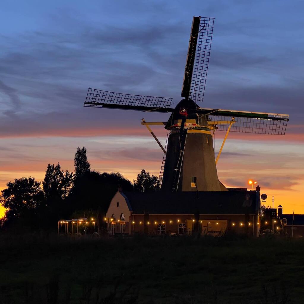 KeizerEllen's tweet photo. 23.08.2022 โข #sunset #molen #dobbeplas #windlust #iphoneshot #photobyme https://t.co/HbGRaXg51o https://t.co/Ygc7ZFfIuh