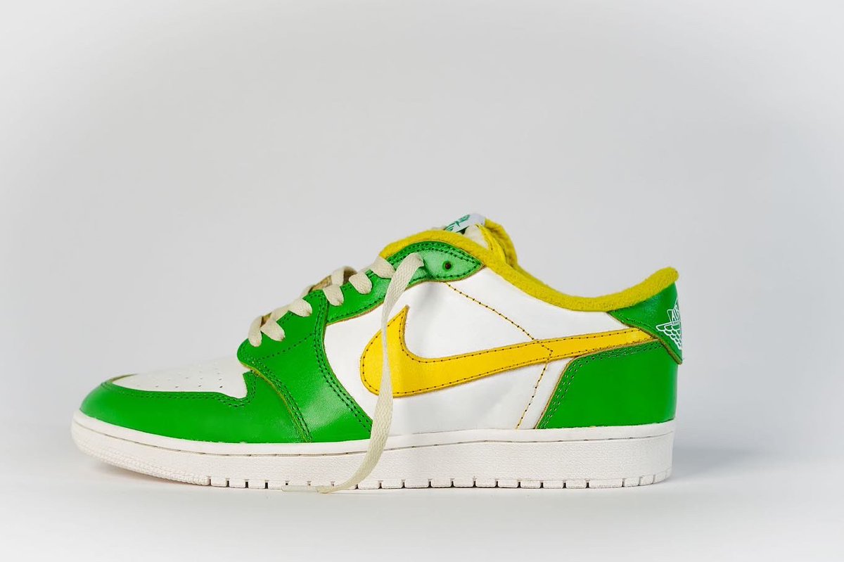 Sneakerfreeak23's tweet photo. Officially on the site https://t.co/XSMYM7Sw5k RT if you’d wear these. #GoDucks #OregonDucks https://t.co/KIT5ORmk0L