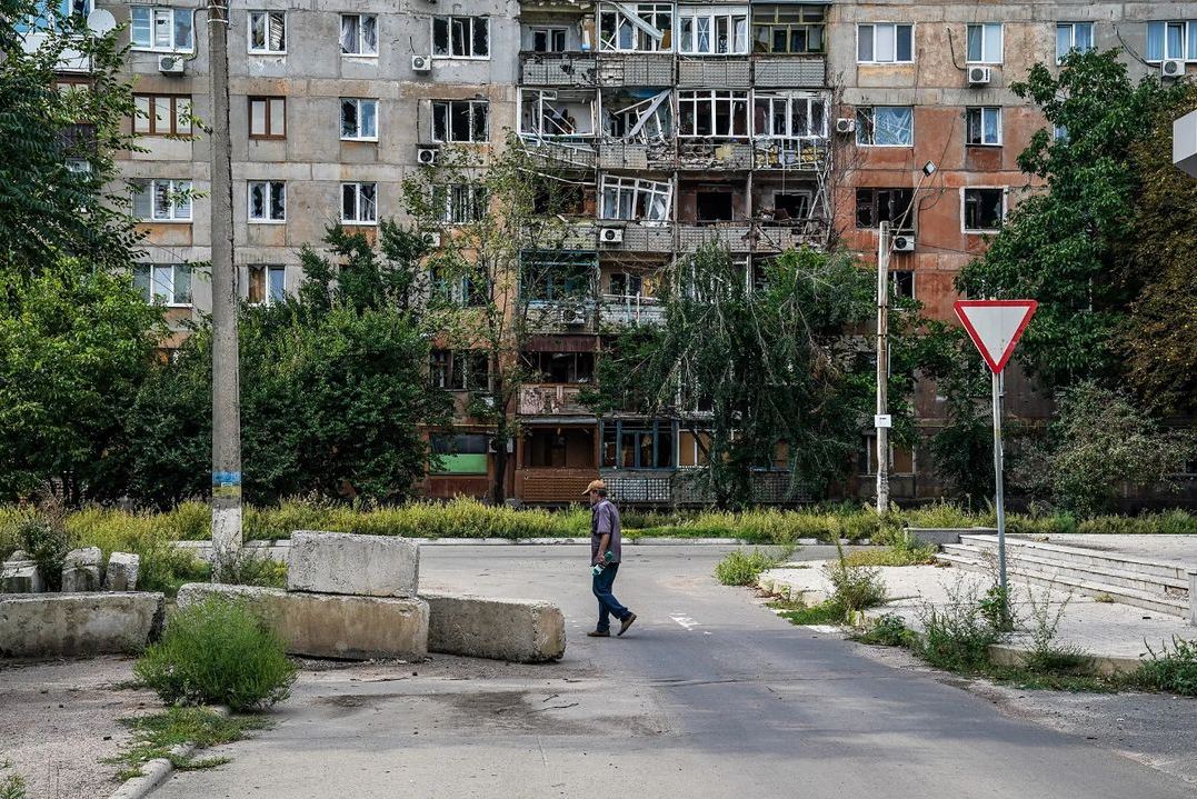 zav_raya's tweet photo. The city of Avdiivka, Donetsk region, is shelled about 20 times a day. There are still nearly 2000 civilians in the city living in harsh conditions. There is not water or gas, the electricity supply has been cut off for the past six months. #Ukraine️ #RussiaIsATerroristState https://t.co/ZXBiYrQ5XQ