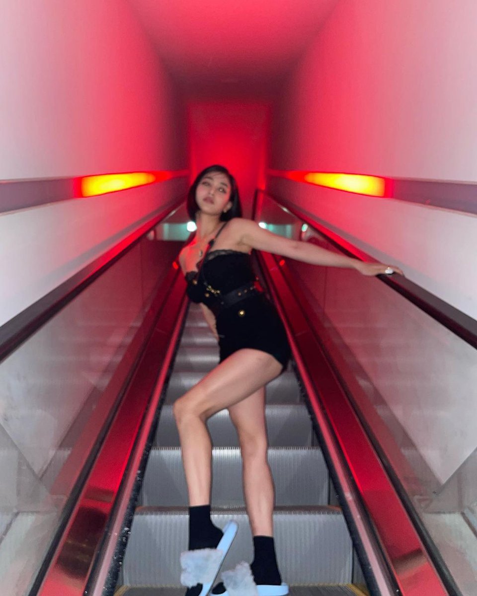 THIS PARK JIHYO IS DRIVING ME CRAZY