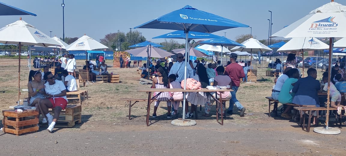 pulsefm929's tweet photo. Pulse FM pulsating at the Urban Saturdays Farmers Market at Rustenburg Mall...
Good music, good vibes!!
https://t.co/2FQSUnLRX9 https://t.co/7KWHxLTZCo