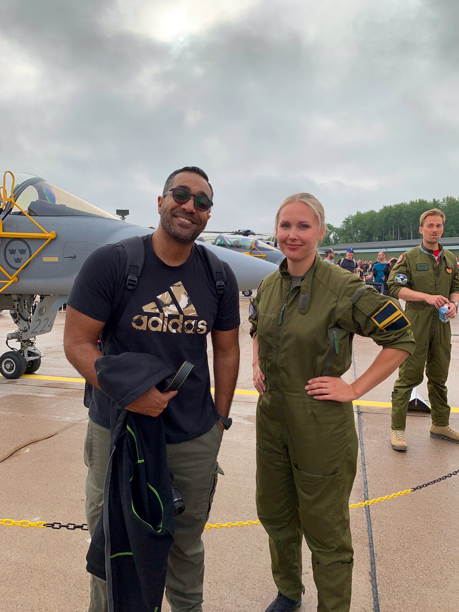Willy_Egy's tweet photo. #Uppsala #Sweden 🇸🇪

#Ärna #flygbas #Flygdagen

Great honor to have a photo with with #Swedish 🇸🇪Air force #Gripen pilot.

#Svenska #flygvapnet #Flygvapnet https://t.co/OvZKUkTt0h