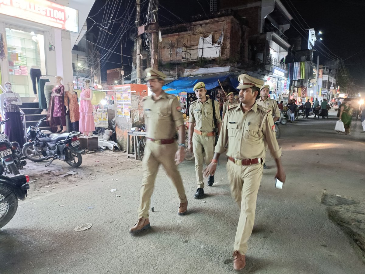raebarelipolice's tweet photo. #Raebarelipolice जनपद में सुरक्षा एवं कानून व्यवस्था को सुदृढ़ बनाये रखने हेतु थाना कोतवाली नगर पुलिस बल द्वारा थानाक्षेत्र अन्तर्गत बाजारों/प्रमुख स्थानों/भीड़भाड़ वाले क्षेत्रों में भ्रमणशील रहकर पैदल गश्त तथा संदिग्ध व्यक्ति/वाहनों की चेकिंग की गयी । #UPPolice https://t.co/KLRjFOoGmj