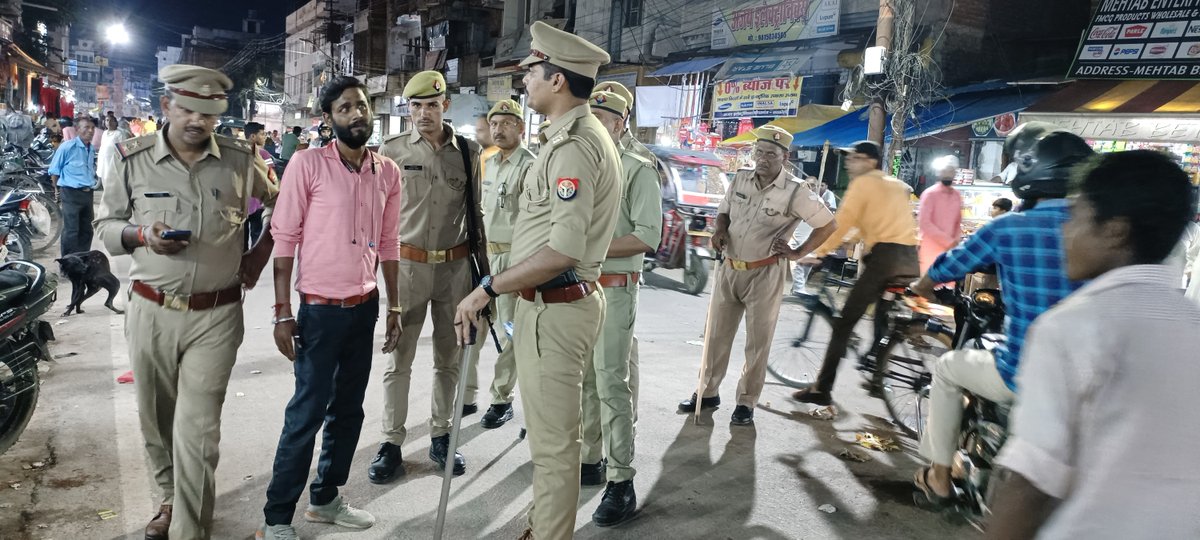 raebarelipolice's tweet photo. #Raebarelipolice जनपद में सुरक्षा एवं कानून व्यवस्था को सुदृढ़ बनाये रखने हेतु थाना कोतवाली नगर पुलिस बल द्वारा थानाक्षेत्र अन्तर्गत बाजारों/प्रमुख स्थानों/भीड़भाड़ वाले क्षेत्रों में भ्रमणशील रहकर पैदल गश्त तथा संदिग्ध व्यक्ति/वाहनों की चेकिंग की गयी । #UPPolice https://t.co/KLRjFOoGmj