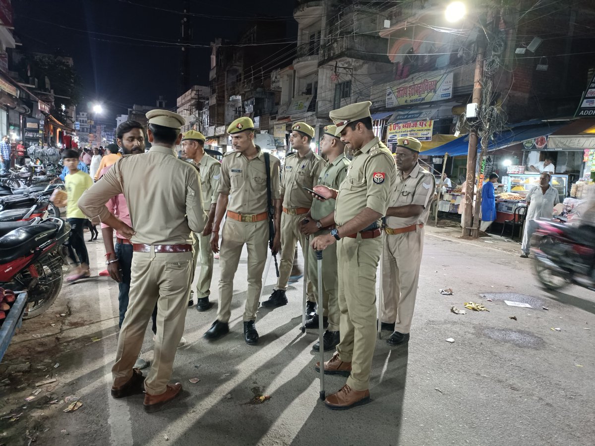 raebarelipolice's tweet photo. #Raebarelipolice जनपद में सुरक्षा एवं कानून व्यवस्था को सुदृढ़ बनाये रखने हेतु थाना कोतवाली नगर पुलिस बल द्वारा थानाक्षेत्र अन्तर्गत बाजारों/प्रमुख स्थानों/भीड़भाड़ वाले क्षेत्रों में भ्रमणशील रहकर पैदल गश्त तथा संदिग्ध व्यक्ति/वाहनों की चेकिंग की गयी । #UPPolice https://t.co/KLRjFOoGmj