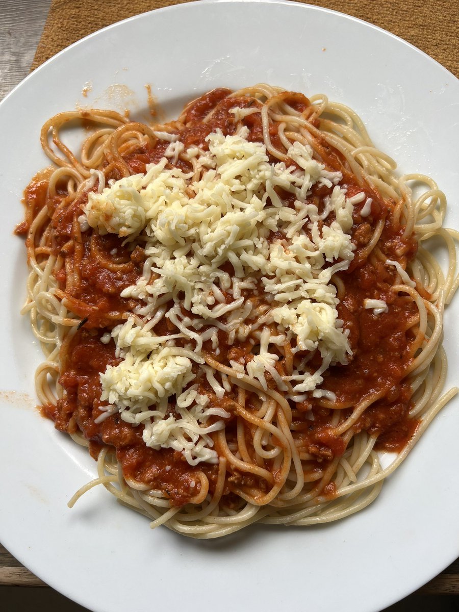 joerino's tweet photo. Heute mal wieder feine Spaghetti Bolognese #essen #HEALTogetherTour #Schweiz https://t.co/nsg35wqzOL