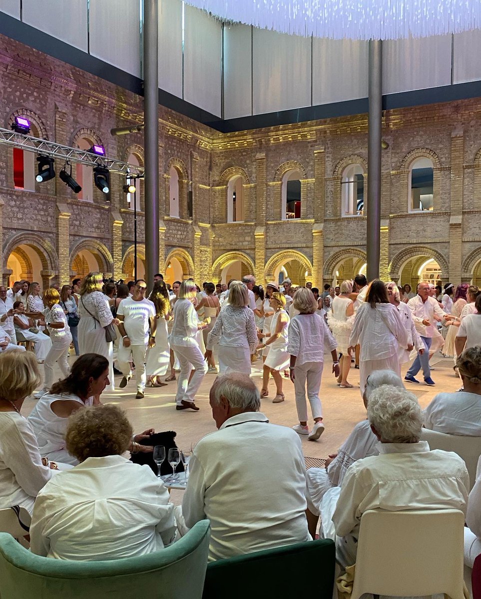 anne_margerie's tweet photo. #Bal #blanc #franciscaines #deauville hier soir: une très jolie soirée en hommage au bal donné par le #peintre @Van Dogen à Deauville en 1932. Une ambiance très sautillante. #Normandie  #calvados #normandiemylove #normandieatteactivite #artgallery #photo #paysdauge #musée https://t.co/5E0uqyiSKX