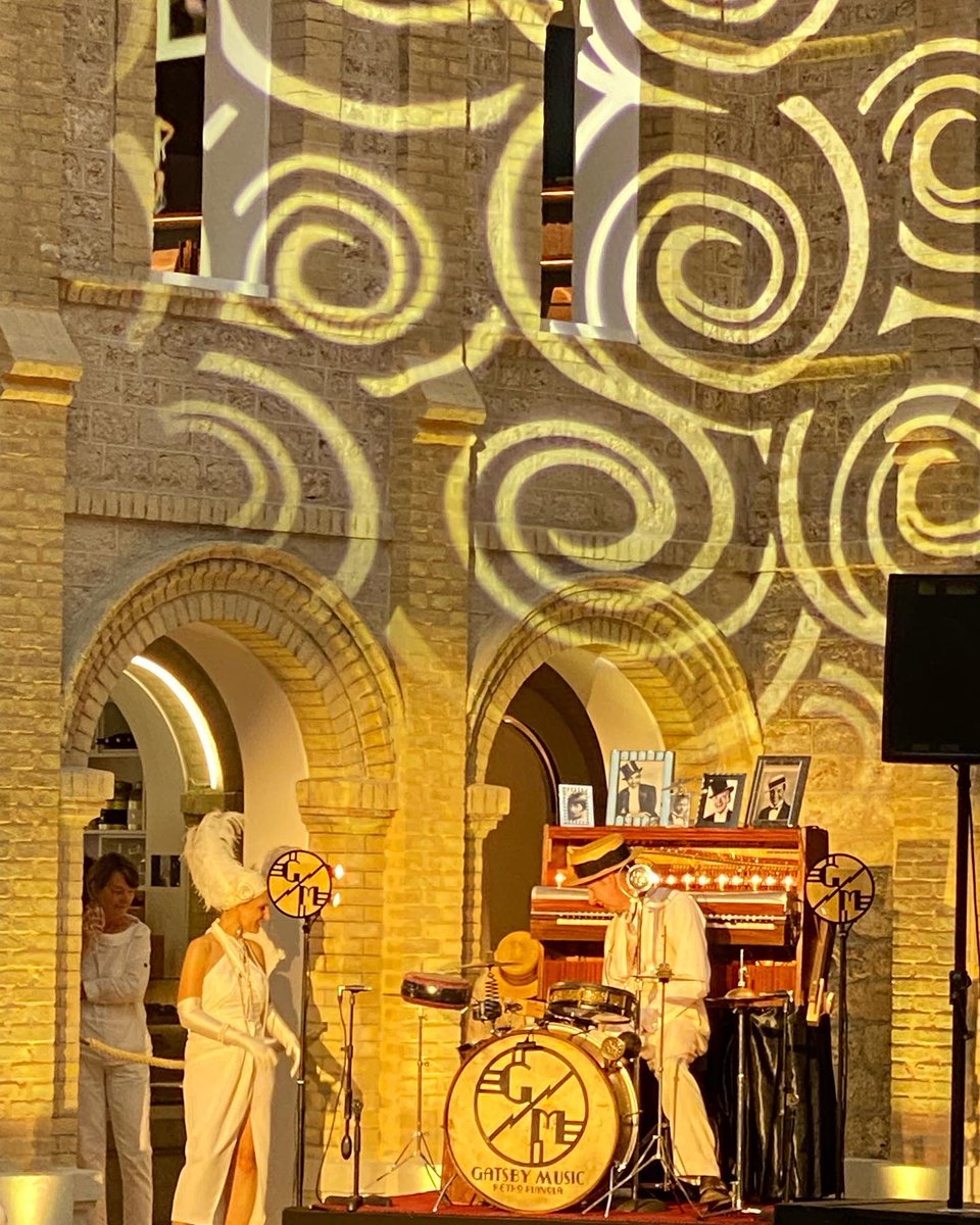 anne_margerie's tweet photo. #Bal #blanc #franciscaines #deauville hier soir: une très jolie soirée en hommage au bal donné par le #peintre @Van Dogen à Deauville en 1932. Une ambiance très sautillante. #Normandie  #calvados #normandiemylove #normandieatteactivite #artgallery #photo #paysdauge #musée https://t.co/5E0uqyiSKX