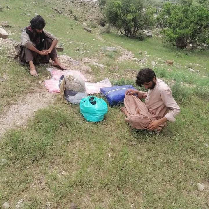 Sammu_baloch's tweet photo. بلوج راجی کاروان جنزاں بیت۔
بلوج راج کے جوانوں نے دوسری کھیپ میں تین سو ٹینٹس اور ادویات باڈور مبارکی اور رونگھڑ میں تقسیم کی گئی ہے۔
#SaveTaunsa
#SaveKoheSuleman
#SaveDgkhan https://t.co/EfNQ95RcCn