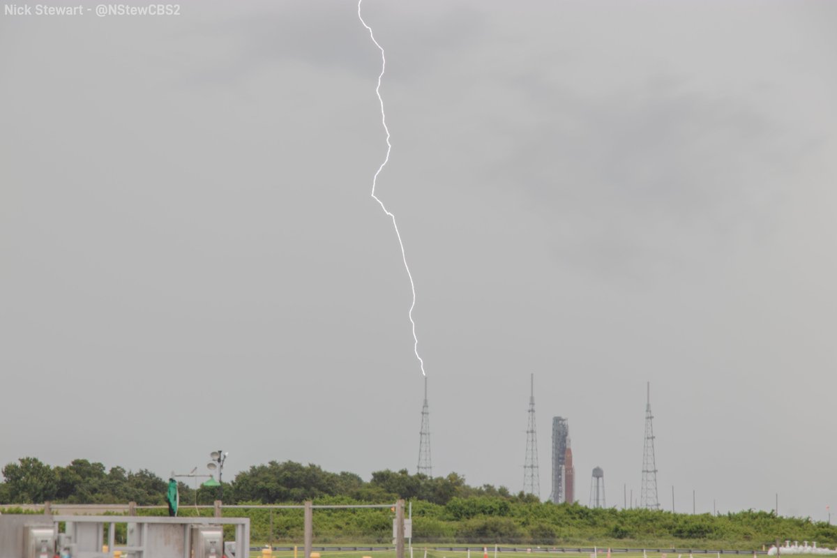 NStewWX's tweet image. STRIKE! The #lightning towers protecting #SLS at Pad 39B have taken a few hits this afternoon as a thunderstorm passes overhead. Launch weather for #Artemis I looks much better than this!
#FLwx @NWSMelbourne @StormHour