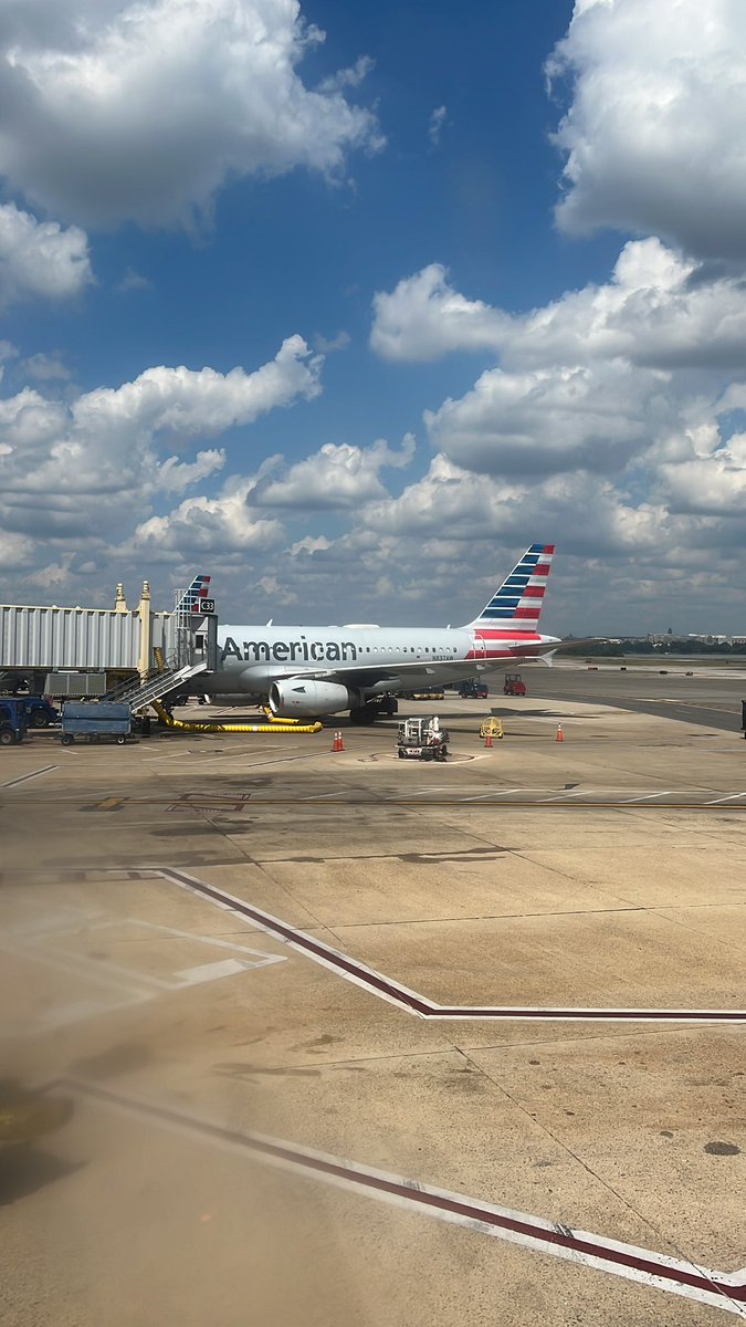 ItsSpanserBrown's tweet photo. Another beAAutiful day to fly @AmericanAir #conciergekey https://t.co/j9WiPlZUG8