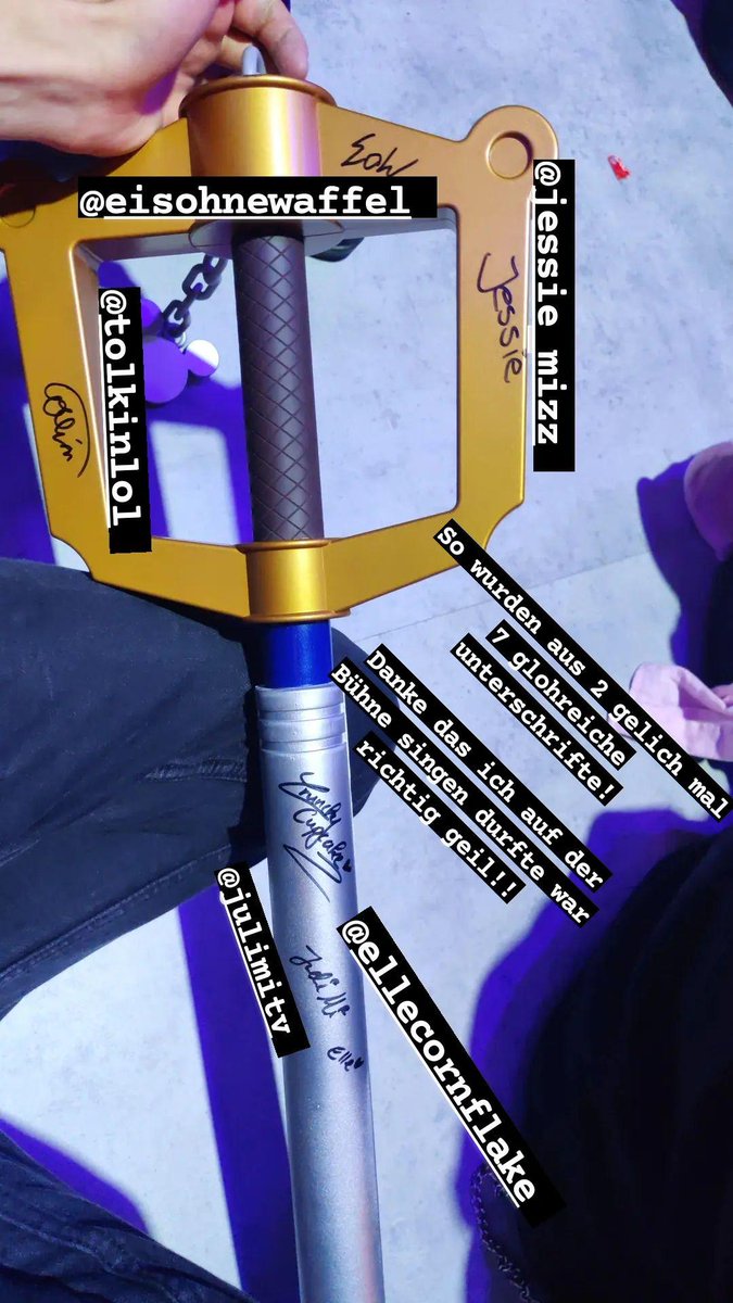 Nochmals vielen lieben dank <a href="/EisohneWaffeLOL/">EisohneWaffel</a> <a href="/TolkinLoL/">Tolkin</a> <a href="/jessie_mizz/">Jessie 🦥</a> <a href="/ElleCornFlake/">Elena</a> <a href="/julimitv/">Juli Mi</a> war amazing auf der Bühne zu singen!!