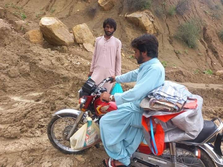 Sammu_baloch's tweet photo. بلوج راجی کاروان جنزاں بیت۔
بلوج راج کے جوانوں نے دوسری کھیپ میں تین سو ٹینٹس اور ادویات باڈور مبارکی اور رونگھڑ میں تقسیم کی گئی ہے۔
#SaveTaunsa
#SaveKoheSuleman
#SaveDgkhan https://t.co/EfNQ95RcCn