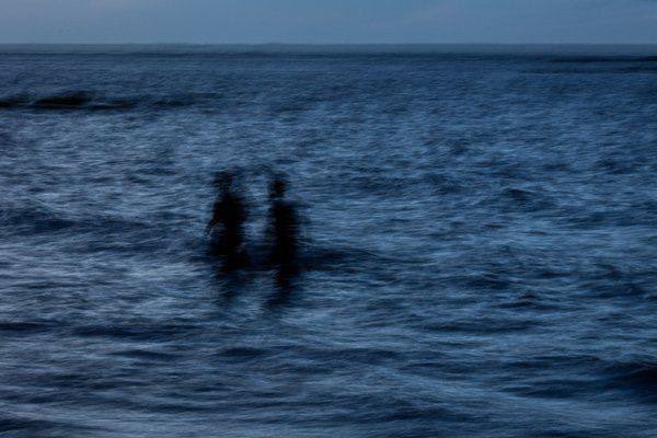 Eskiler, “Sohbette insibağ (huy aktarımı) vardır.” derdi. 

Bu yüzden “Birinin kendisi iyi ama çevresi kötü olamaz. Tabiata aykırı.” 

İnsan kiminle yürüyorsa ona dönüşüyor. Bazen yavaş yavaş bazen bir anda.