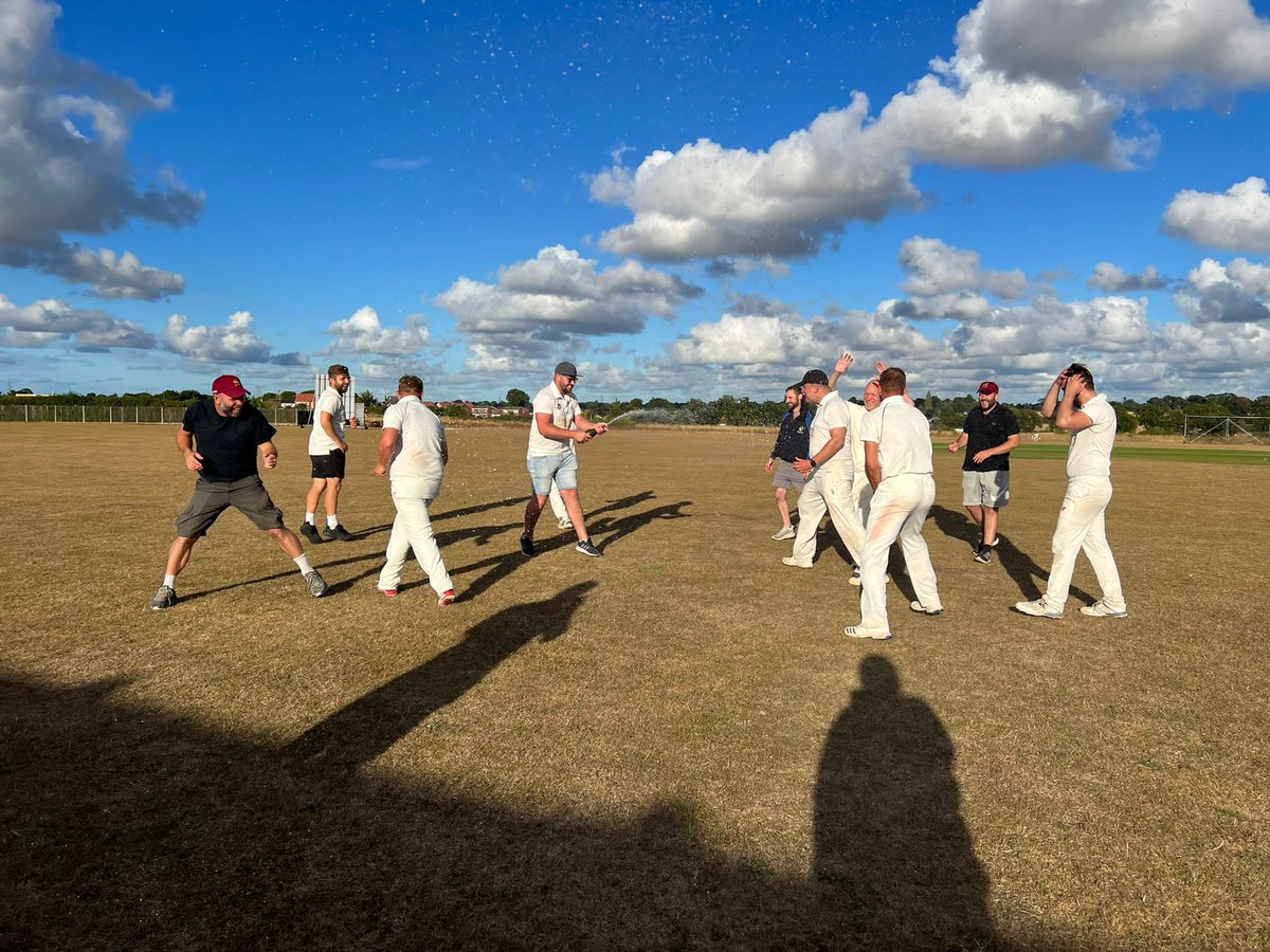HalesLoddonCC's tweet photo. 🍾🍾Champions!! 🍾🍾 https://t.co/vd6VMcwcBC