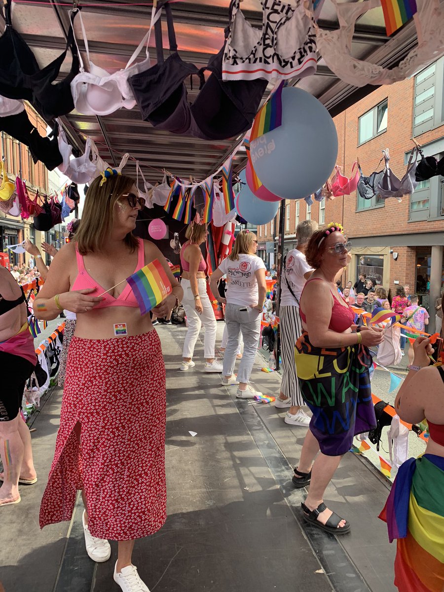 debbie1171's tweet photo. Fab time @ManchesterPride with the #BooBees 💕🐝for @wearepreventBC #ManchesterPride #loveislove 🏳️‍⚧️🏳️‍🌈 #CheckYourBooBees #PreventBreastCancer #BreastCancerAwareness https://t.co/vTttXh5mdN