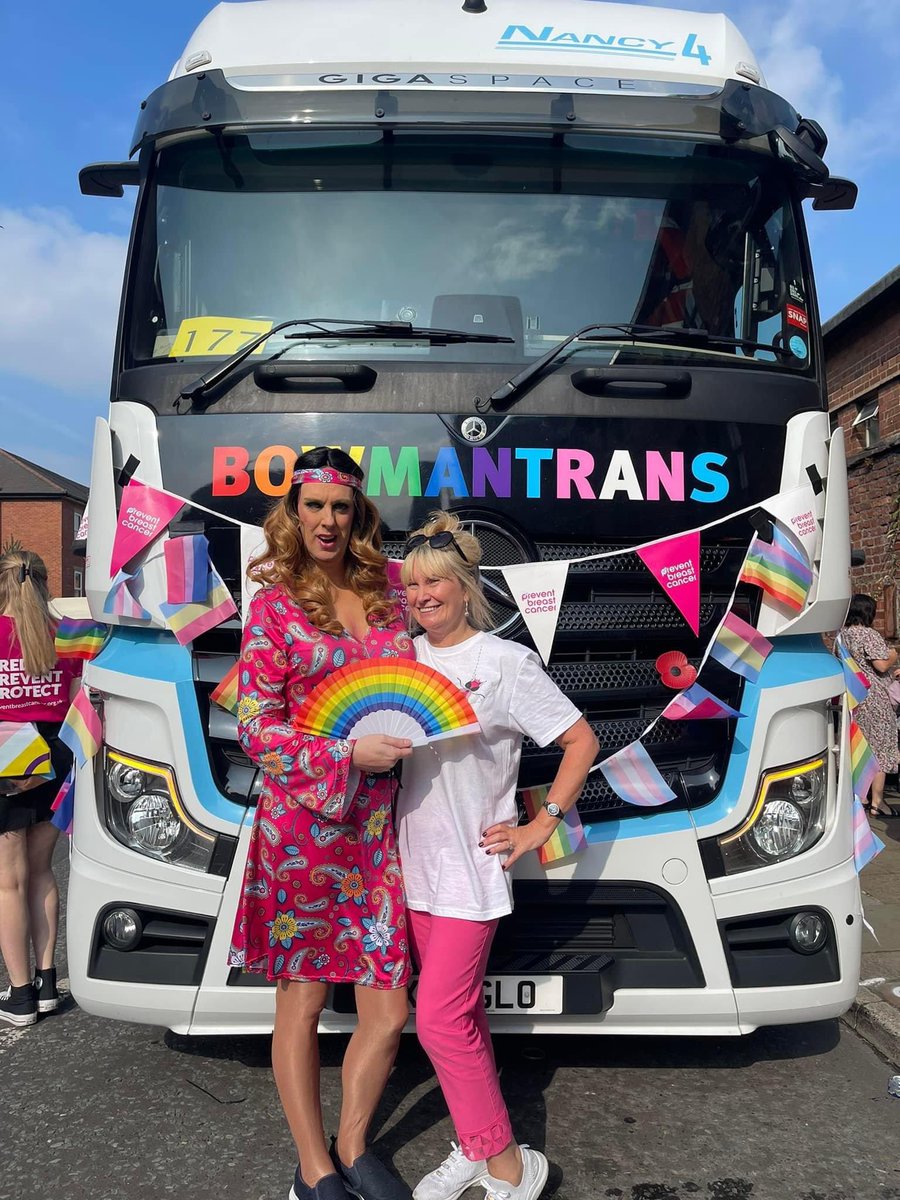 debbie1171's tweet photo. Fab time @ManchesterPride with the #BooBees 💕🐝for @wearepreventBC #ManchesterPride #loveislove 🏳️‍⚧️🏳️‍🌈 #CheckYourBooBees #PreventBreastCancer #BreastCancerAwareness https://t.co/vTttXh5mdN