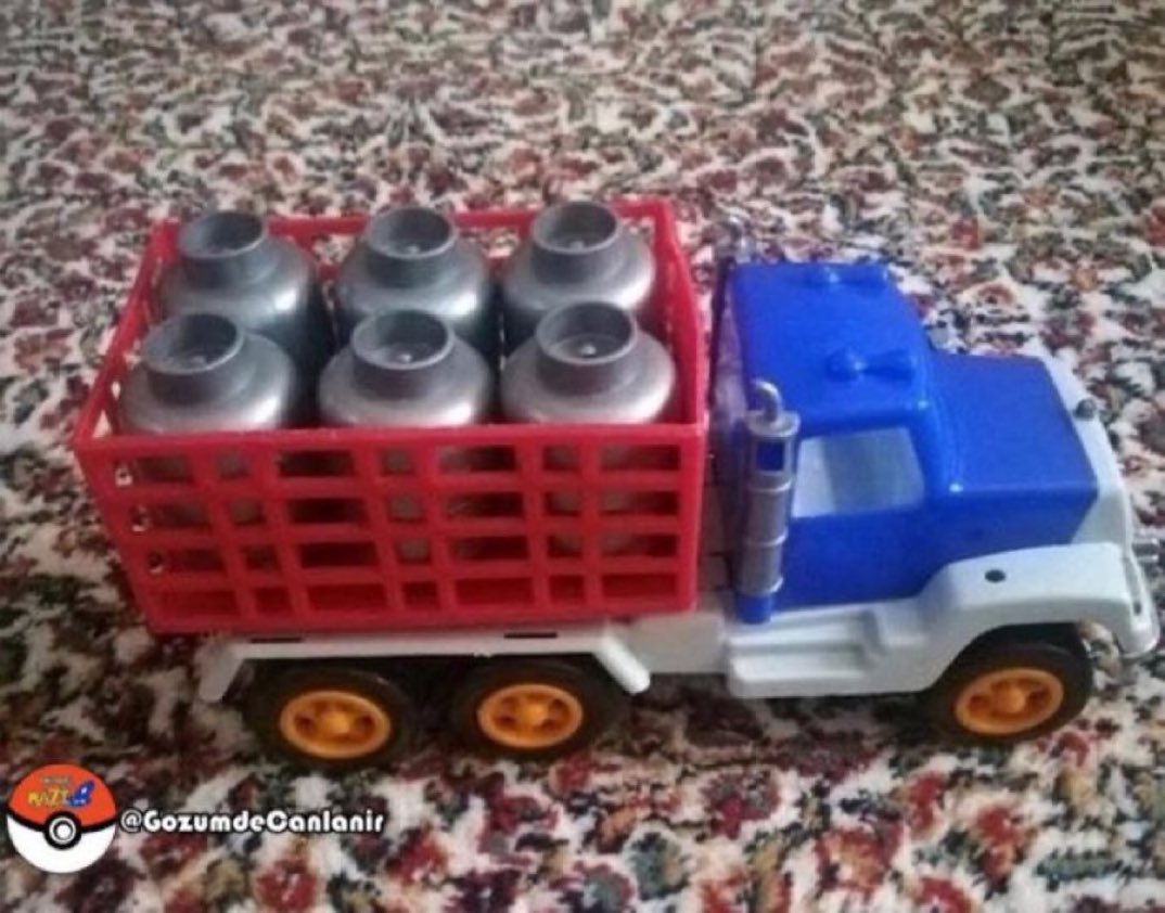 gozumdecanIandi's tweet photo. Halı çizgilerini otoban olarak kullandığımız zamanların "fiyat/performans” açısından en değerli taşıtı. https://t.co/nRKj8t85CA
