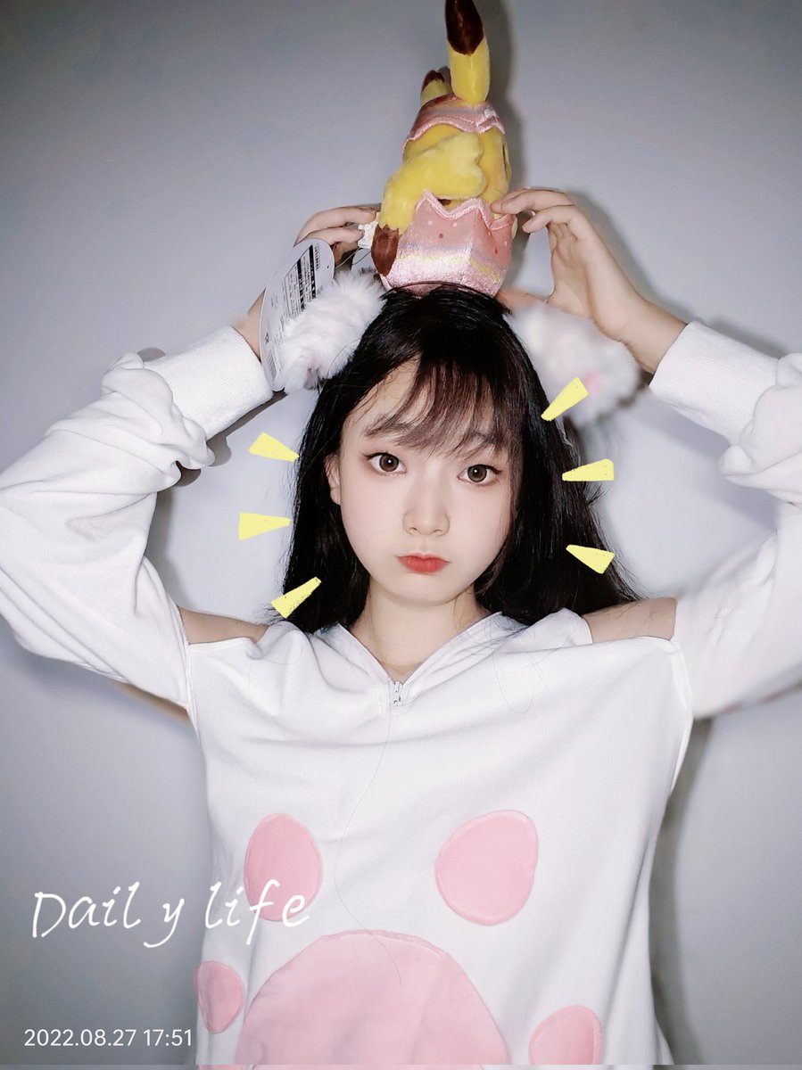 qliu04's tweet photo. #可爱萝莉 #可爱 #皮卡丘       和皮卡丘的一张合影～ https://t.co/5HP00lG9Od