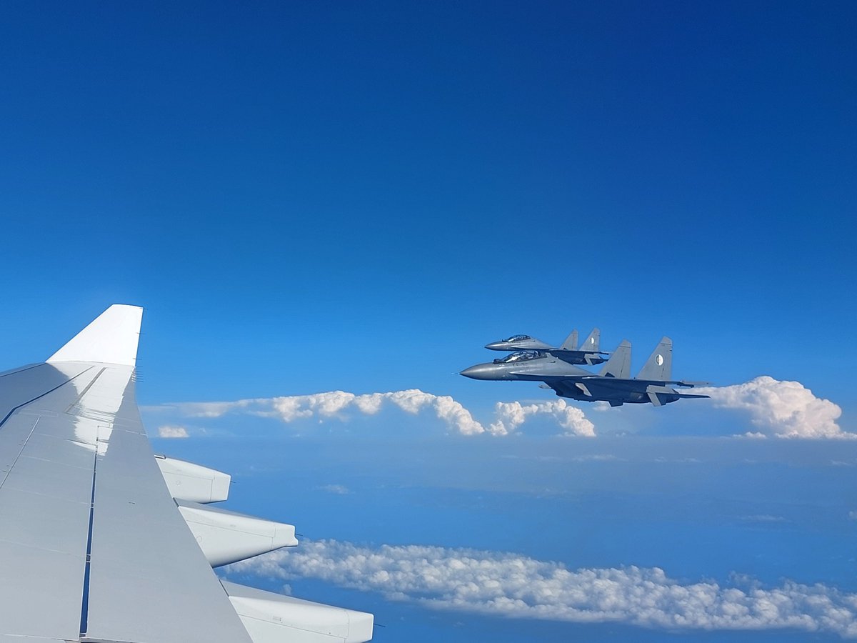 MinColonna's tweet photo. Et après la signature de la déclaration d'Alger par les deux chefs d'Etat, ce geste exceptionnel d'une escorte pour l'avion du Président de la République quittant l'espace aérien algérien à l'issue de sa visite. 🇫🇷 🇩🇿 https://t.co/LPUpjgkz4y