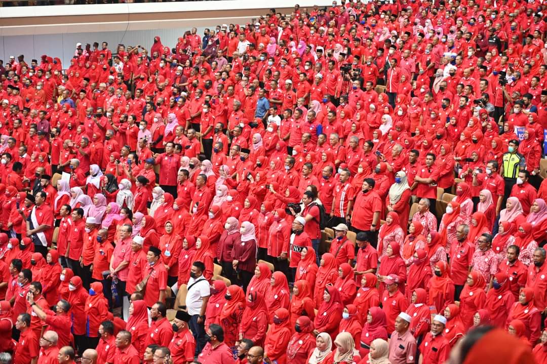 HamdanRukun's tweet photo. Insyaallah, ombak badai seganas manapun tidak akan meruntuhkan bahtera UMNO.Mari kita teruskan perjuangan. https://t.co/GxqhCjhTrx