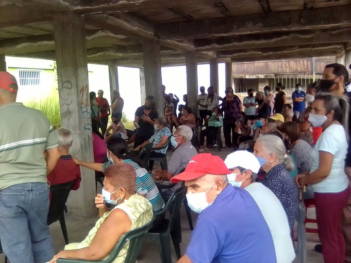 Chavista0101's tweet photo. #UniónParaLaVictoria
Con una participación del 31% de los 603 censados en la Urb 24 de Julio, Municipio Independencia, Yaracuy, fue reelecto la líder de comunidad.
Democracia Bolivariana y Chavista.
@NicolasMaduro 
.@dcabellor 
.@JoseMAlcalde 
.@JLEONYARA https://t.co/1pQaceDoNB