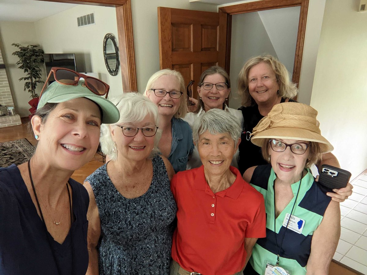 voteLinda65's tweet photo. Thank you to @RajaForCongress and all the folks who came out for the @KaneDems canvass today! Linda enjoyed listening to more voters and telling them about her plans to protect choice, climate, and our communities. #LindaListens #il65 #KaneDems #VoteLinda #twil https://t.co/QVpgGEkD6W