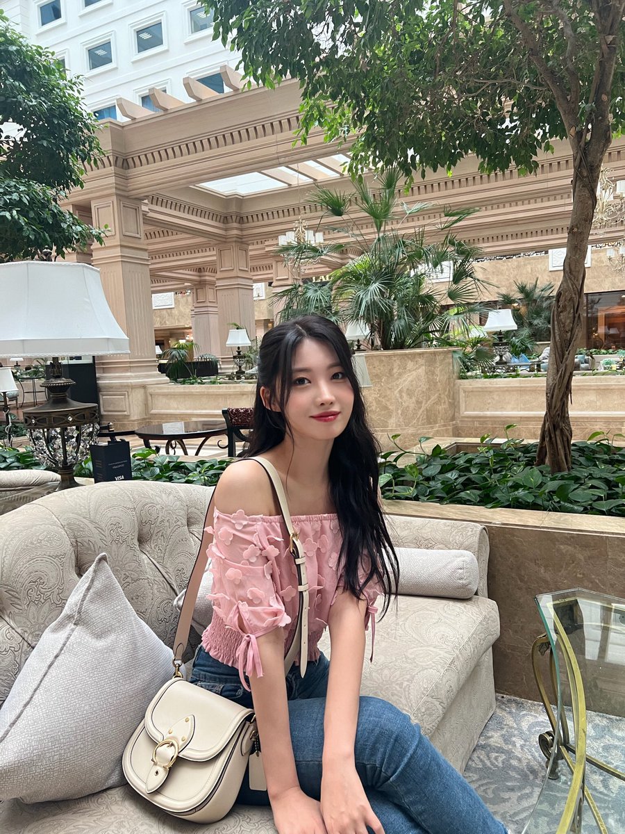 portaleverglow's tweet photo. [WEVERSE • TRAD] Atualização da #SIHYEON: 

"Ásia Central é tão linda
Oi Cazaquistão 🎀💕”

#시현 #シヒョン
#EVERGLOW #에버글로우 
#エバーグロー @EVERGLOW_twt https://t.co/ha4psCg6Br