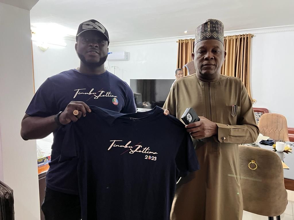 dareswagg's tweet photo. @dareswagg presents souvenirs to @KashimSM , Vice Presidential candidate, @OfficialAPCNg in preparation for the nationwide campaign for Asiwaju-Shettima for President 2023. https://t.co/Yiewa9pm25