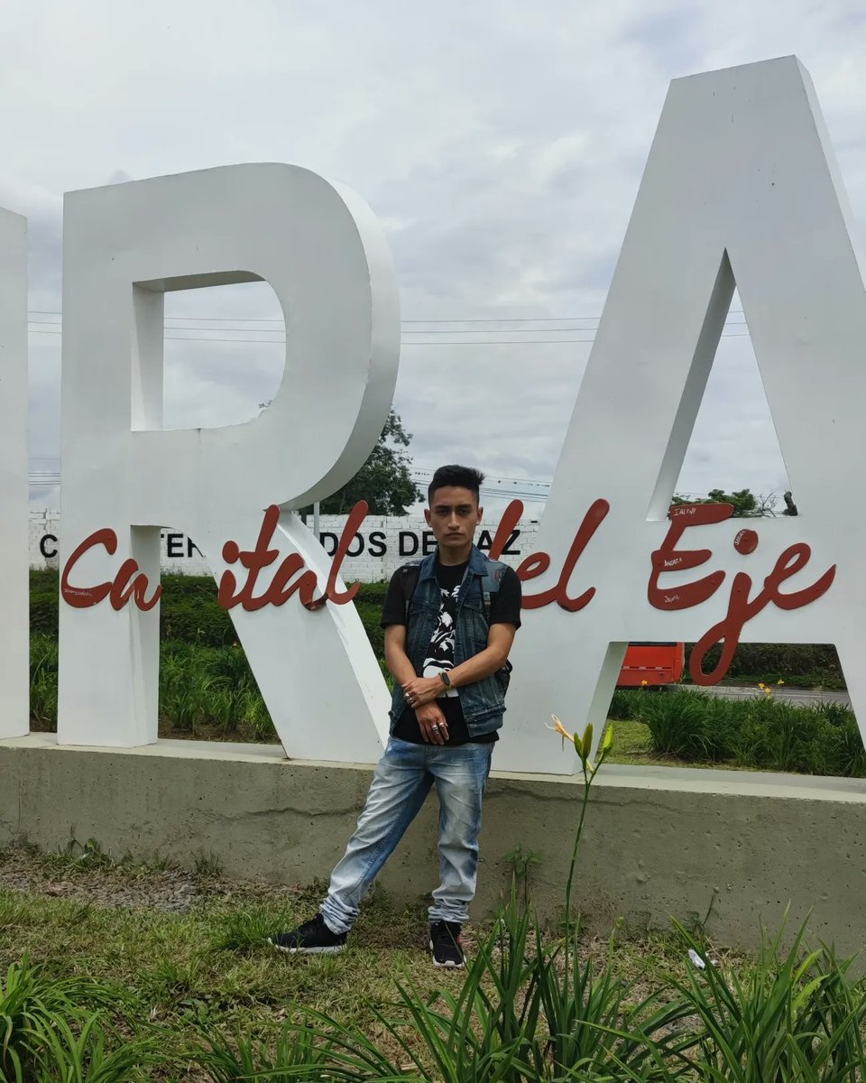 Alejandro_AT__'s tweet image. P E R E I R A 🇨🇴 ☕ . .
.
.
.
.
.
.
#AlejandroAT #ATG4MER #ejecafetero #pereira #pereiracapitaldeleje #pereiracity #pereiraenvivo #pereiracolombia