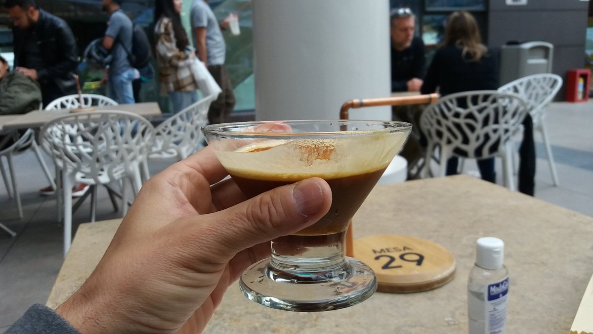nomehac's tweet photo. Un café para el calor en la final del #coffemaster Bogotá. No veo a ninguno de mis caféamigos https://t.co/YvYla9J0bk